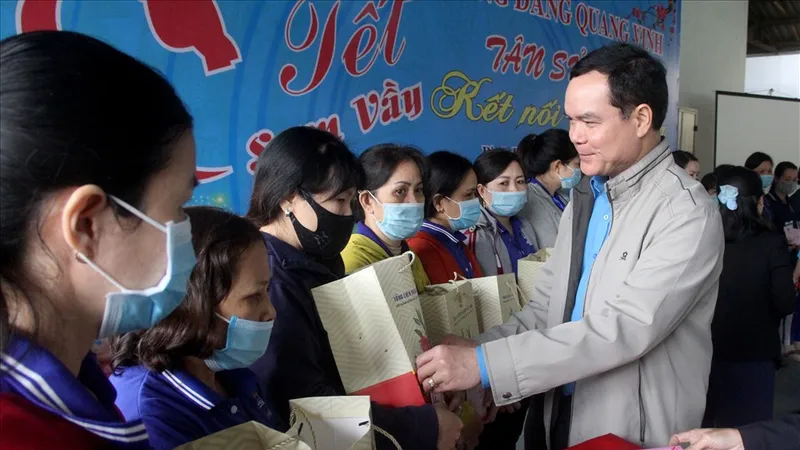Chủ tịch Tổng LĐLĐ Việt Nam Nguyễn Đình Khang tới thăm và trao quà hỗ trợ công nhân lao động ở tỉnh Bình Định nhân Tết Tân Sửu. Ảnh do Tổng LĐLĐ VN cung cấp