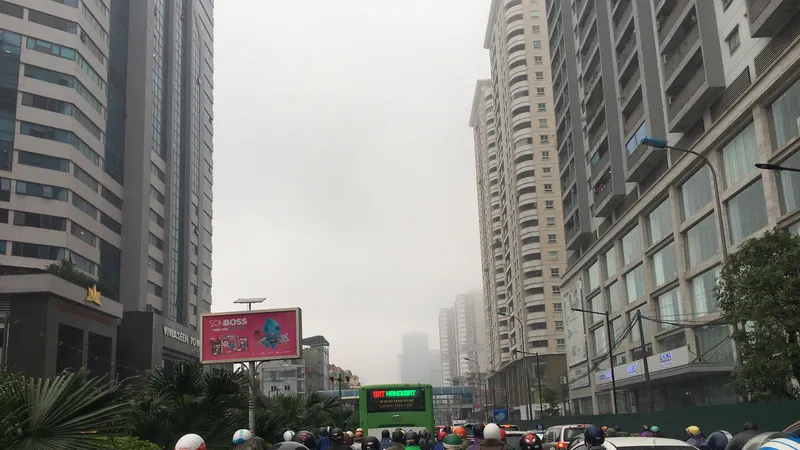 Sáng nay 1-3, Hà Nội tắc đường, mưa bụi, khói sương vì thời tiết giao mùa. Ảnh: VĂN PHÚC