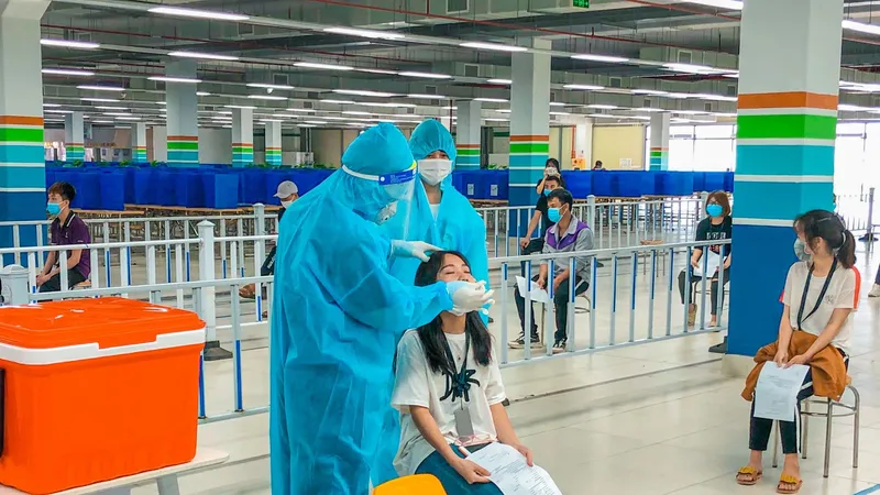 Người lao động được hỗ trợ 500 ngàn đến 3 triệu đồng nếu bị cách ly hoặc nhiễm Covid-19