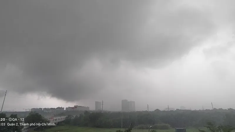 Sau cơn mưa kéo dài 6 tiếng đồng hồ hôm nay, 2 ngày tới, Nam bộ tiếp tục có mưa to 