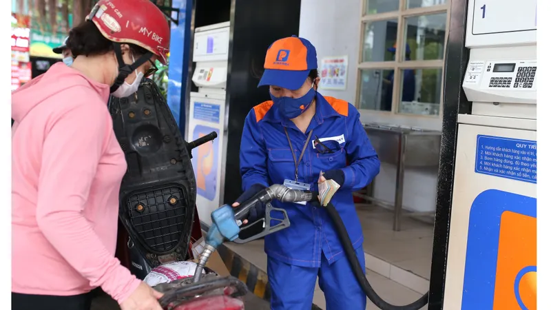 Giá xăng dầu tiếp tục tăng mạnh giữa đại dịch