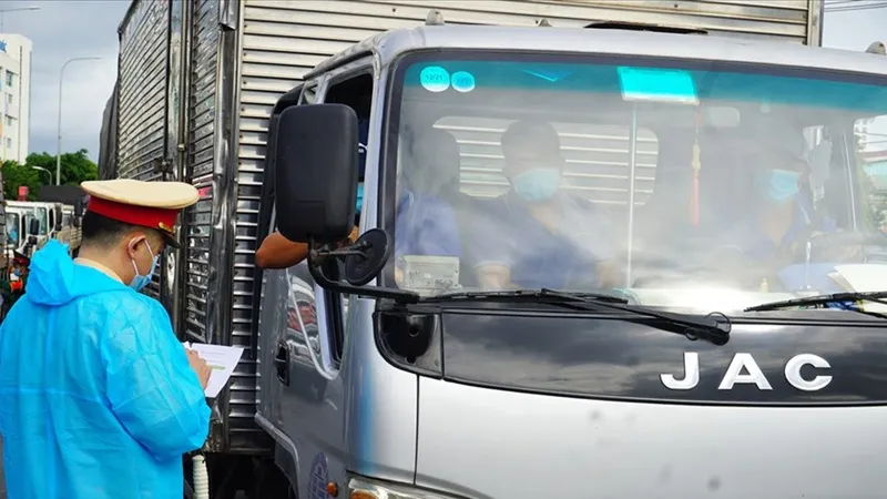 Bộ Công thương đề nghị ưu tiên vaccine cho lái xe liên tỉnh, lao động logistics
