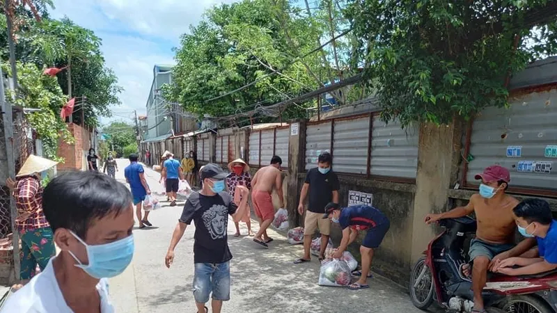 Trứng, gạo, thanh long, thịt gà… đã tới các khu nhà trọ ở TPHCM