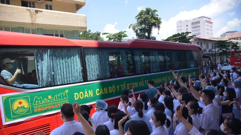 Thêm gói hỗ trợ cho 10.000 “chiến sĩ áo trắng” vào TPHCM chống dịch