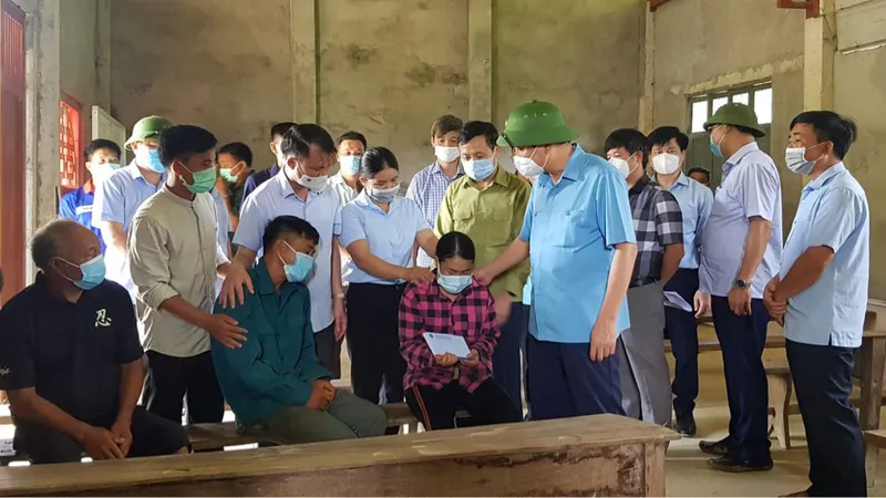 Đoàn công tác trao quà cho gia đình có 3 cháu nhỏ thiệt mạng