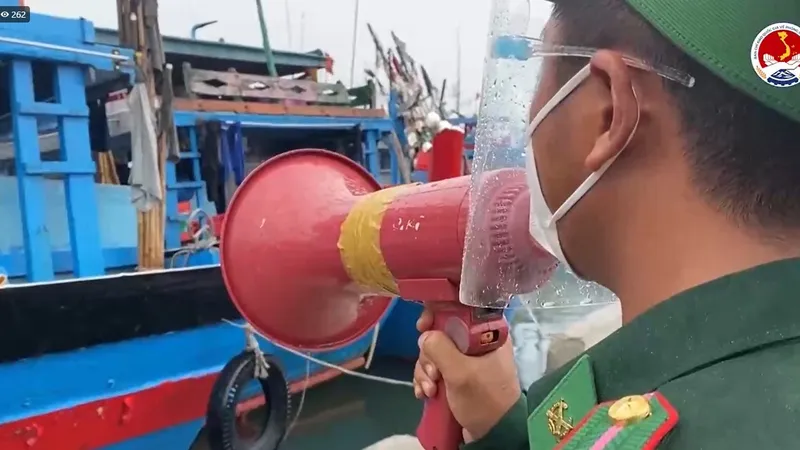 Quân đội huy động 15 máy bay, 105 tàu, 160 xe đặc chủng, 1.000 xuồng... ứng phó bão số 5 