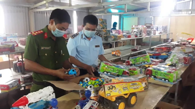 Đột kích kho đồ chơi trung thu "khủng" nghi có vi phạm ở Nam Định