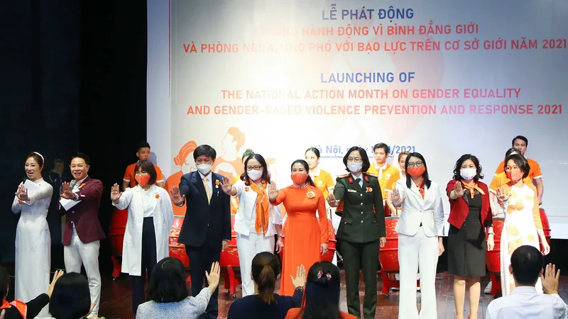 Các đại biểu tham gia lễ phát động cùng hưởng ứng cam kết về xóa bỏ bạo lực, thực hiện bình đẳng giới