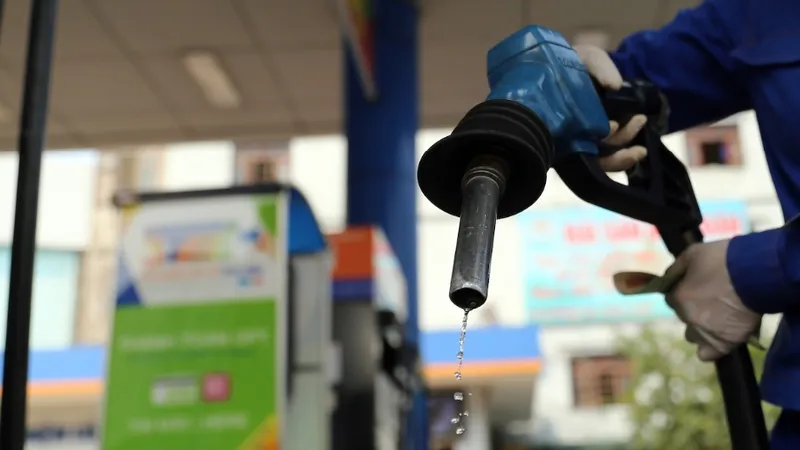 Chiều nay 25-11, xăng dầu đồng loạt giảm giá