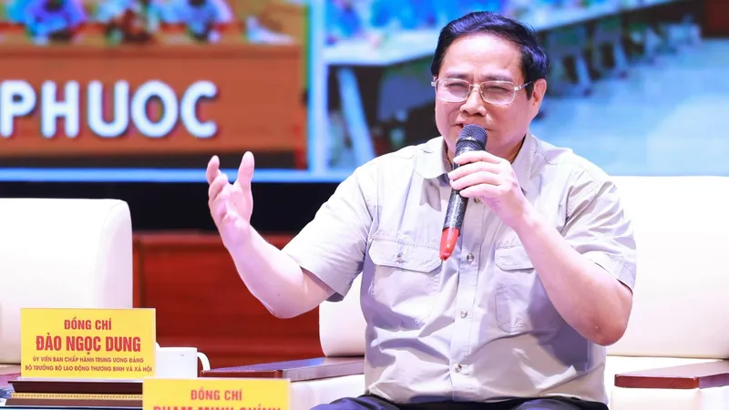 Thủ tướng Phạm Minh Chính đối thoại với công nhân sáng 12-6
