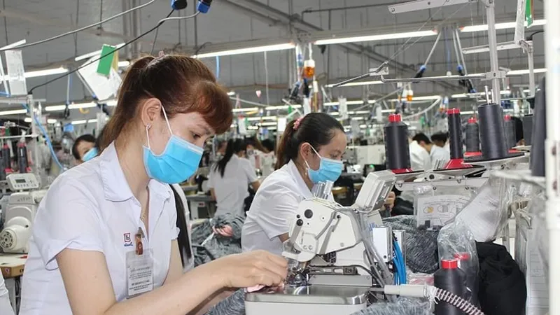 Khẩn trương rà soát các hợp đồng lao động để tăng lương tối thiểu