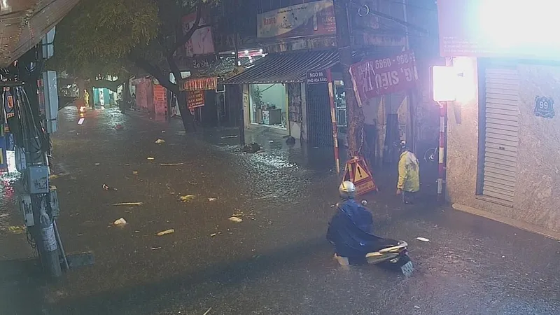 Hà Nội xuất hiện gió lốc, mưa lớn, gây ngập nhiều tuyến phố