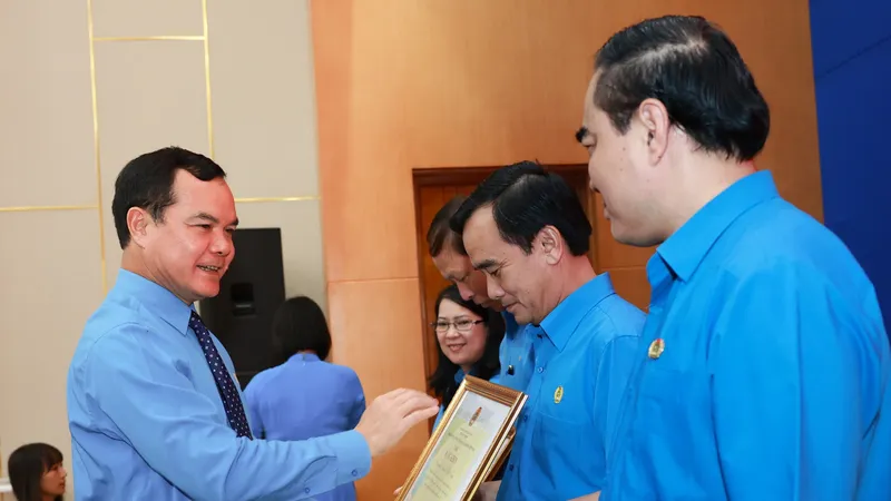 Ông Nguyễn Đình Khang trao bằng khen của Công đoàn Việt Nam cho các tập thể xuất sắc
