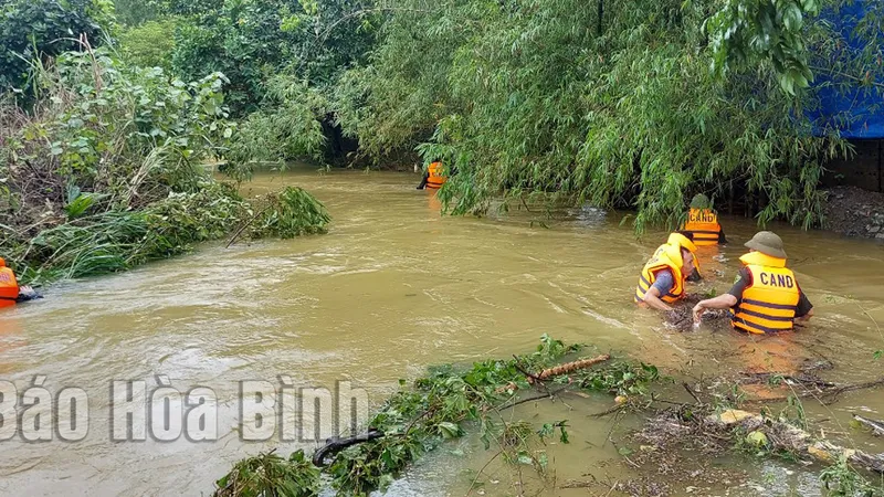 Hòa Bình: 2 vợ chồng mất tích trong cơn mưa bão