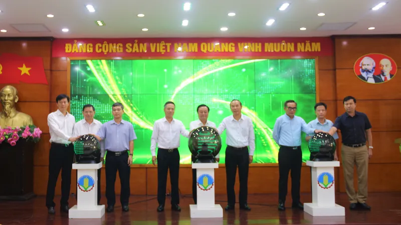 Bộ trưởng Bộ NN-PTNT Lê Minh Hoan (đứng giữa) cùng các bên bấm nút phát lệnh chuyển đổi số trong nông nghiệp