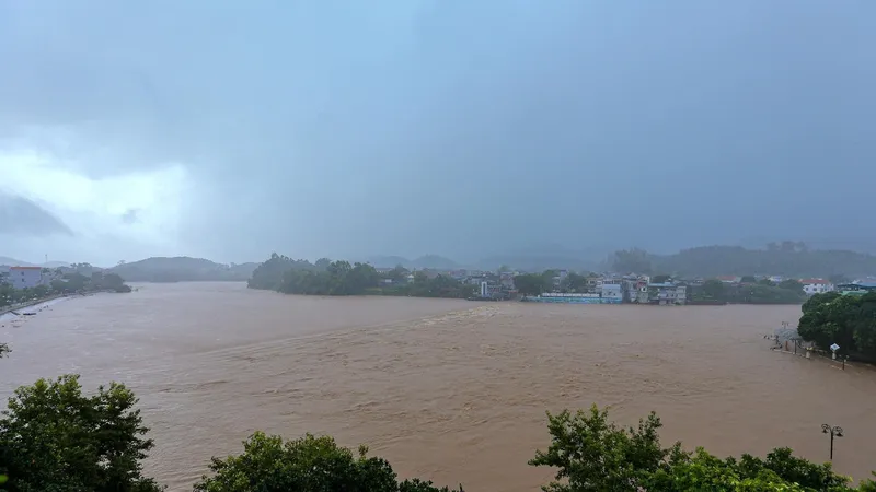 Bão tan, mưa dông vẫn còn