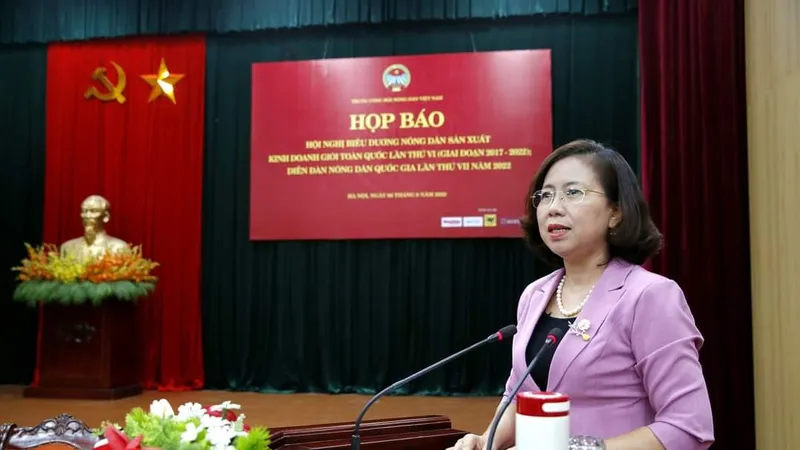 Phó Chủ tịch Trung ương Hội Nông dân Việt Nam Bùi Thị Thơm phát biểu tại họp báo