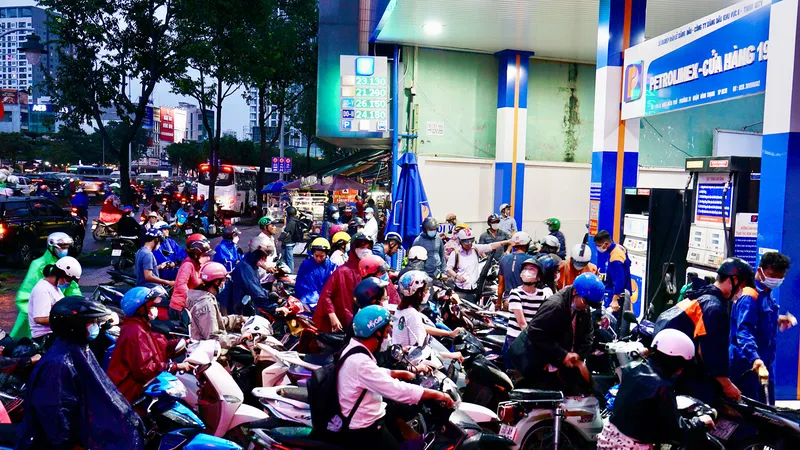 Điều chỉnh lại giá, Bộ Công thương sẽ họp khẩn về xăng dầu