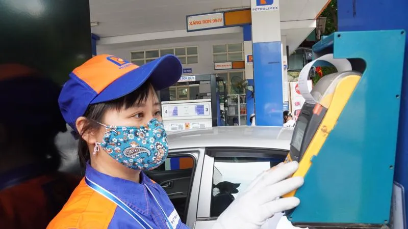 Giá xăng dầu giảm không đáng kể