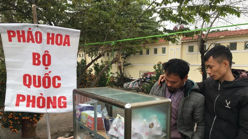 Pháo hoa “đại hạ giá” tràn ra vỉa hè