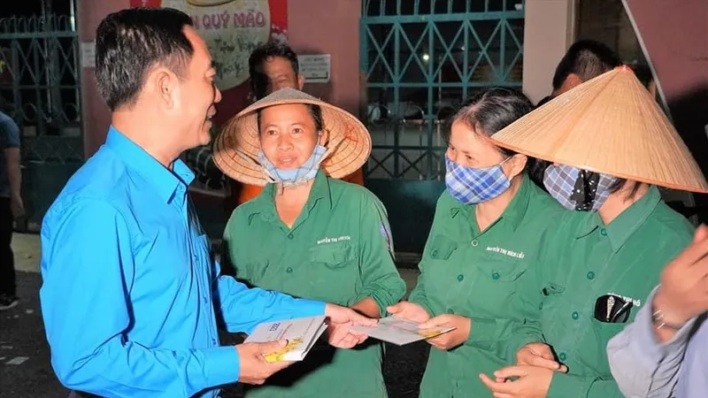 Nhiều công nhân quét rác được lì xì đêm giao thừa