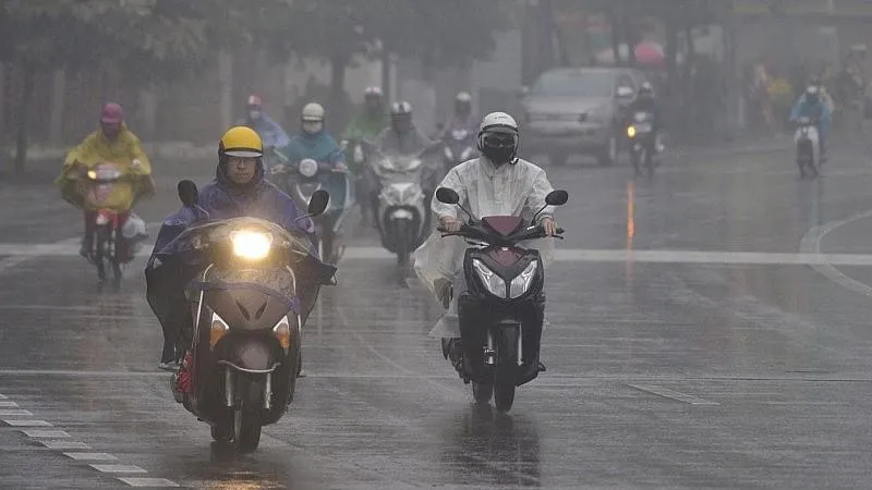 Sóng biển dâng ở miền Nam, gió mùa lạnh ở miền Bắc