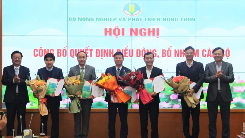 Từ ngày 5-5, Tổng cục Lâm nghiệp chia tách thành Cục Lâm nghiệp và Cục Kiểm lâm