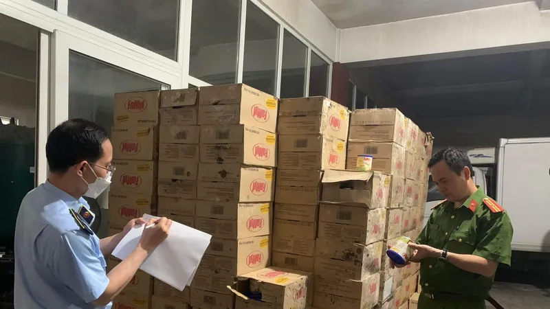 Phát hiện hơn 30.000 que kem Tràng Tiền làm bằng nguyên liệu “hết date”