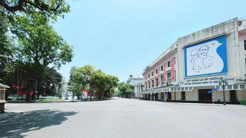 Đường sá ở trung tâm Hà Nội vắng bóng người vì nắng nóng