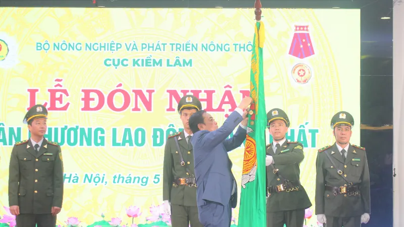 Kiểm lâm Việt Nam đón Huân chương Lao động hạng Nhất nhân kỷ niệm 50 năm thành lập