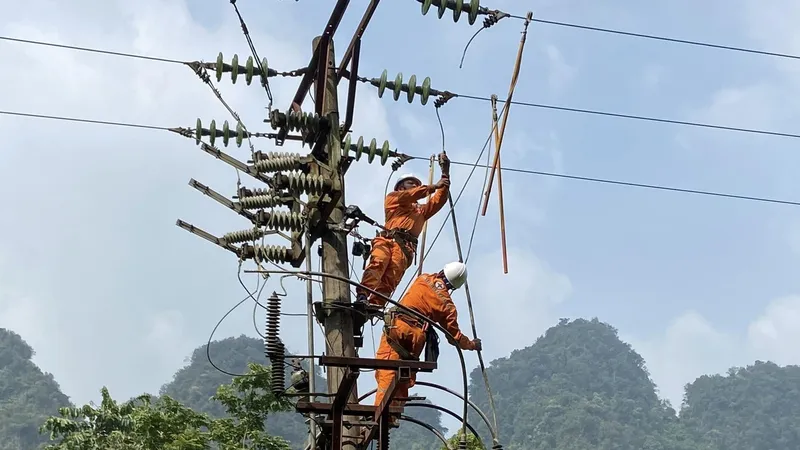 Tăng cường lưới điện truyền tải để đưa điện về vùng sâu, vùng xa 