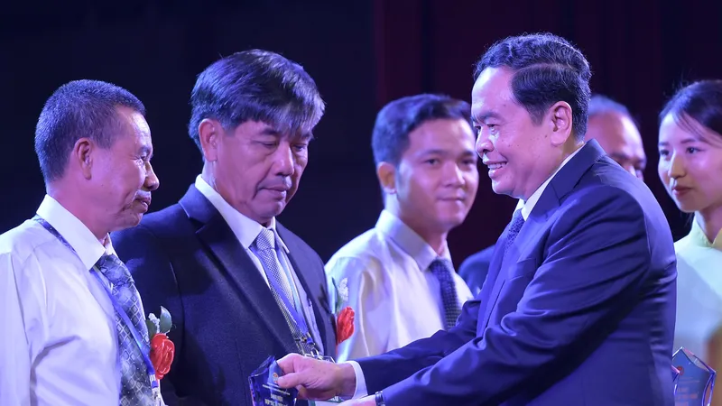 Xây dựng mẫu hình người nông dân mới, hợp tác xã kiểu mới