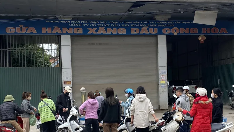 Cây xăng đóng cửa, người dân phải mua xăng từ "bình bơm"