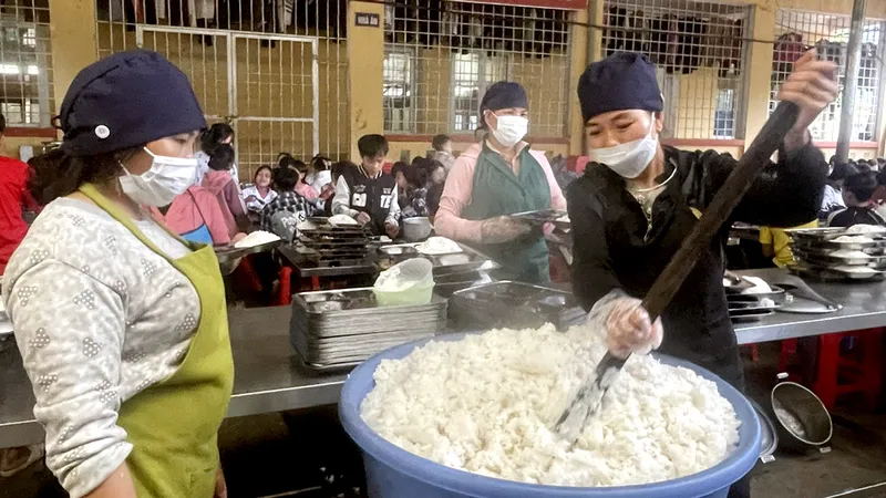 Nhiều trường bán trú ở Mù Cang Chải đang phải vay gạo vì… chưa kịp hỗ trợ