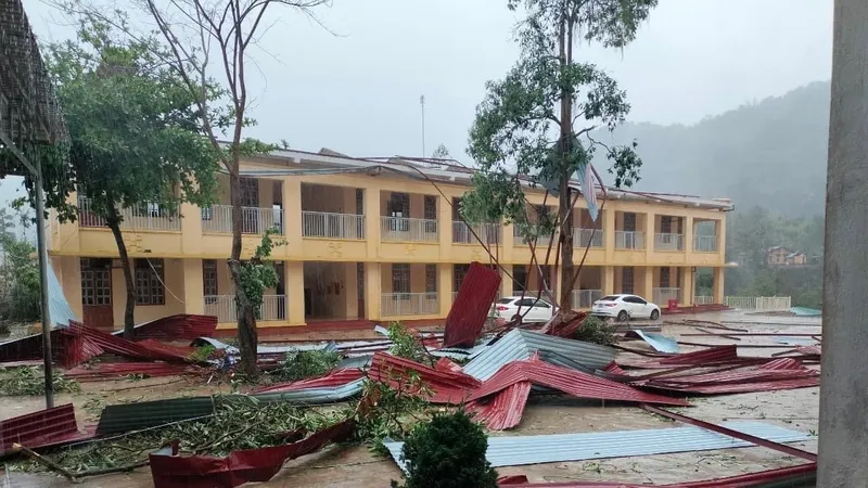 Mưa đá đầu mùa ở Sơn La, hàng loạt ngôi nhà bay nóc tốc mái