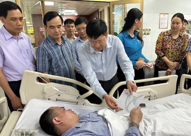 Công đoàn Việt Nam trao tiền hỗ trợ công nhân tai nạn cháy khí metan ở Quảng Ninh
