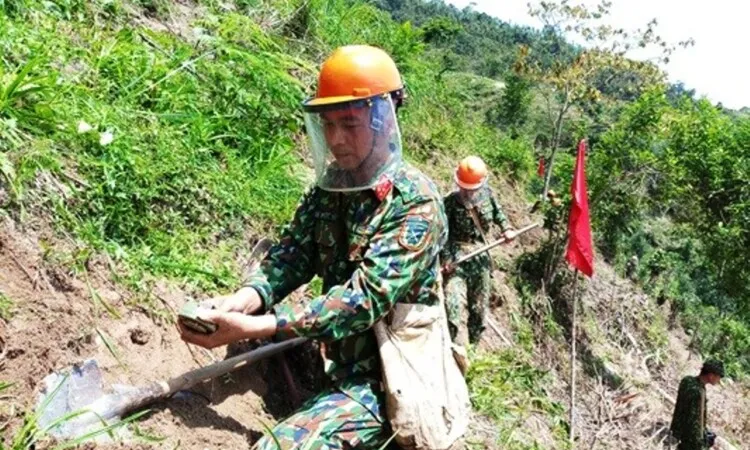 Xây dựng Pháp lệnh về khắc phục hậu quả bom mìn sau chiến tranh