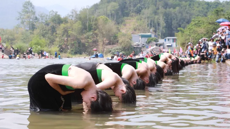 Kỳ thú “lễ hội gội đầu” của những cô gái Thái trắng