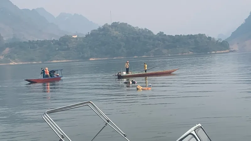 Tìm thấy thi thể 2 phụ nữ bị đắm thuyền trên lòng hồ sông Đà