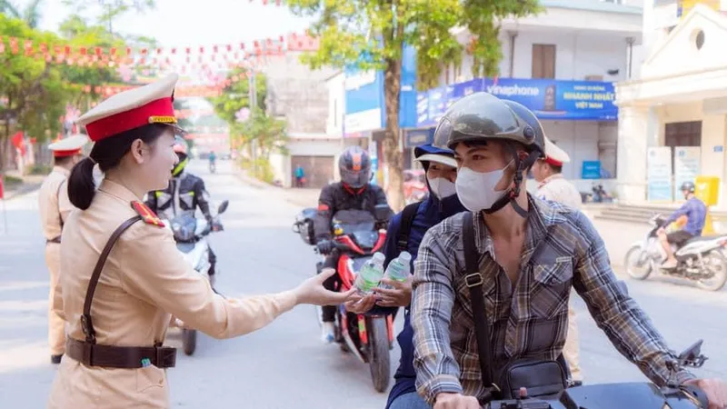 Cảnh sát giao thông “tiếp” xăng và nước cho người đi xe máy về quê