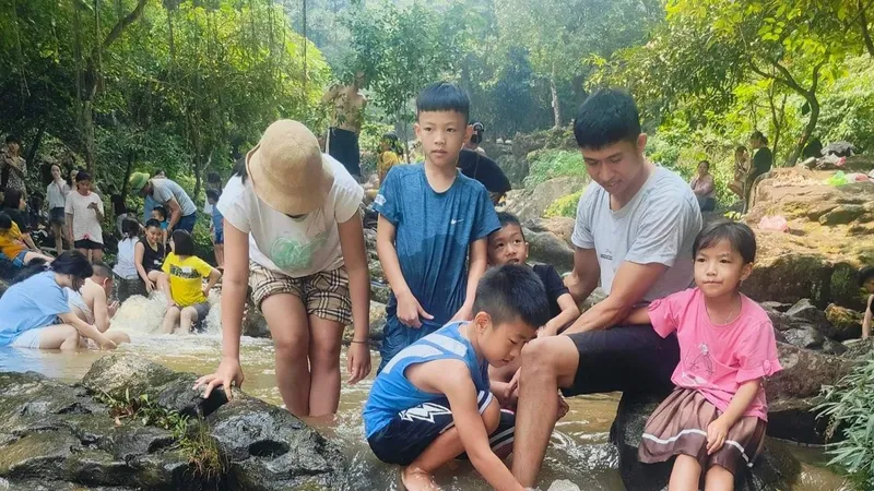 Miền Bắc: đổ xô tắm sông, tắm suối