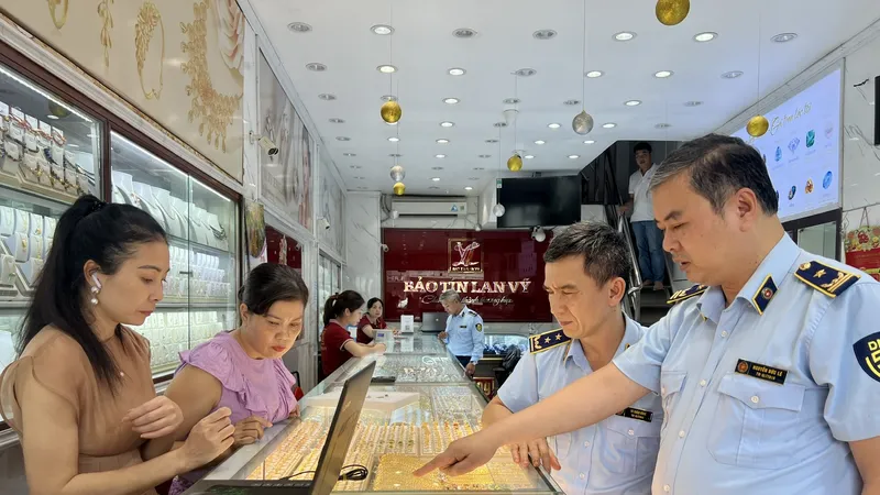 Phát hiện nhiều cửa hàng bán trang sức “nhái”