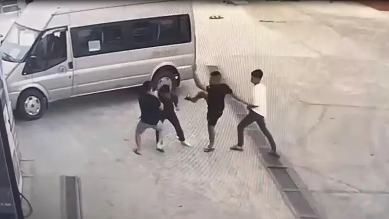 Mâu thuẫn từ tranh giành khách, đánh hội đồng tại cây xăng