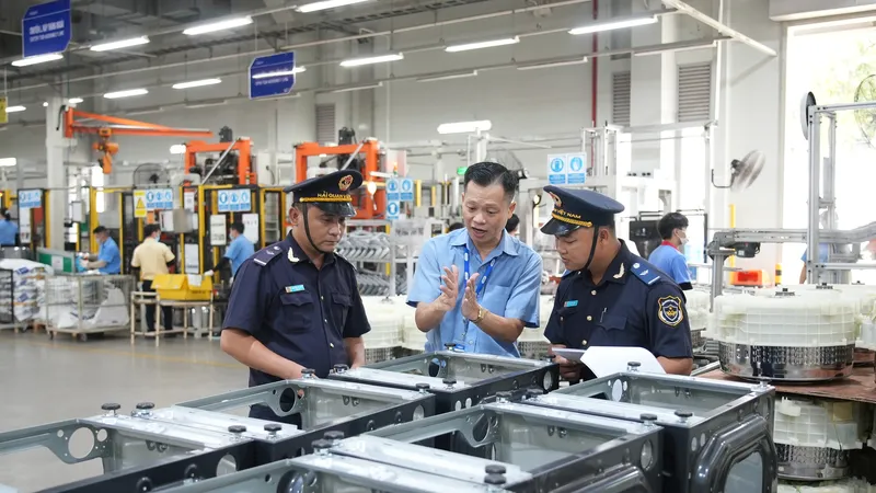 Mở đợt ngăn chặn buôn lậu vàng, ngoại tệ: Kiểm tra kỹ tiếp viên, tổ bay