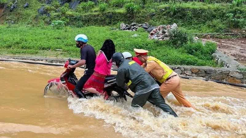 Mưa gió qua đi, tình người ở lại