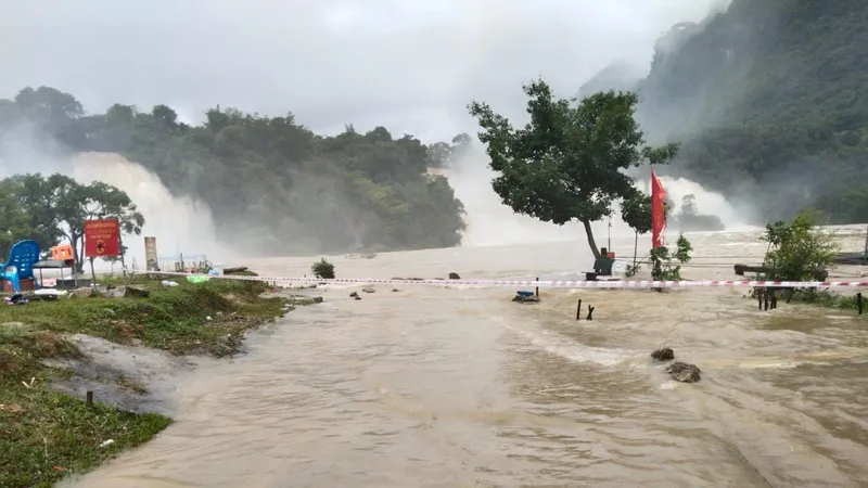 Thác Bản Giốc mùa nước lũ