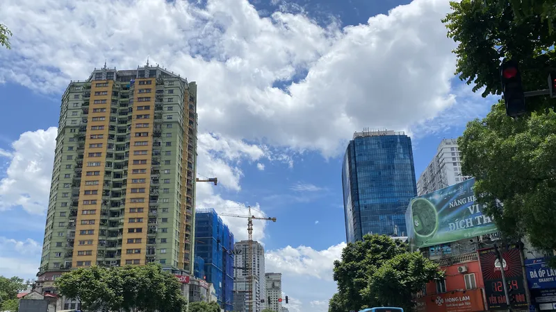 Một tổ hợp thời tiết xấu gây nắng nóng diện rộng ở miền Bắc và miền Trung