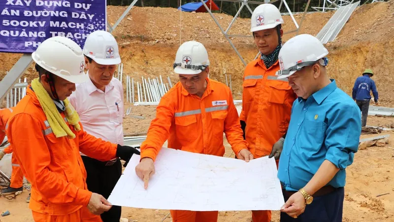 Sản lượng truyền tải điện từ miền Trung, miền Nam ra miền Bắc thường xuyên duy trì ở mức cao