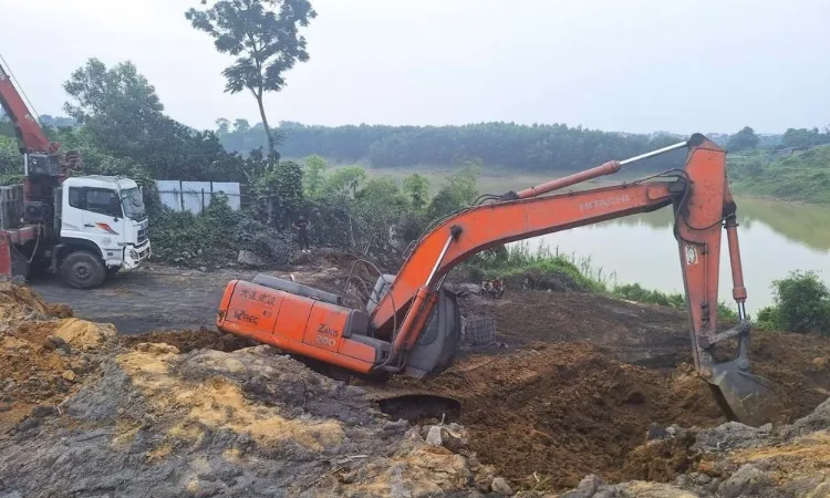 Lén lút chôn lấp gần 200 tấn chất thải độc hại bên bờ sông Cầu