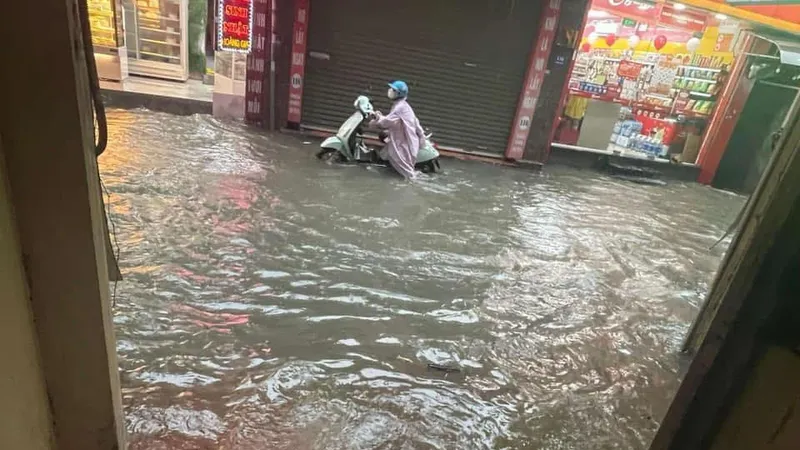 Mưa dầm dề từ sáng đến chiều, Hà Nội ngập nặng